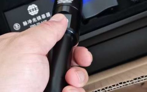 【脉冲光防卫手电】- 集团公司新型产品：具有强光照明、脉冲光眩目、尾锥破 -【山东中盾警用装备集团有限公司】