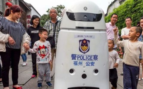 中国警用机器人上岗引外国网友围观：这是什么高科技？