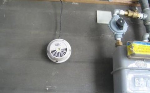 煤气报警器响了怎么办(煤气报警器响了怎么办给物业打电话吗)