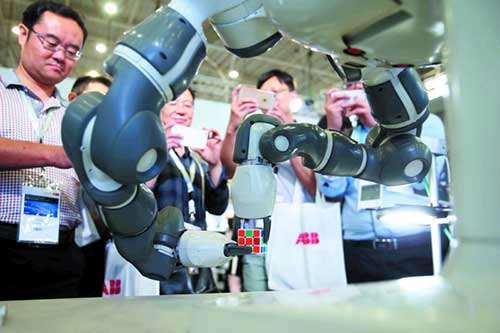 第八届“自动化世界”展览在武汉开幕全球首款人机协作机器人亮相