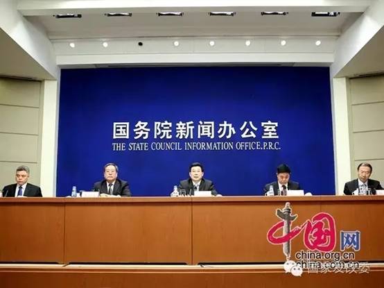 国家发展改革委秘书长李朴民出席国新办新闻发布会就《国家信息化发展战略纲要》回答有关提问