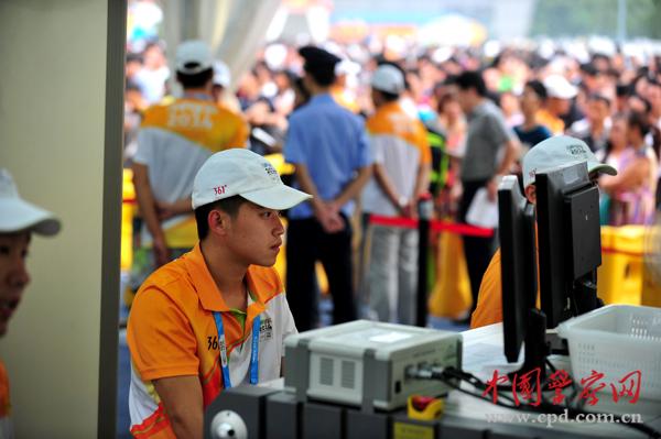 24小时直击青奥会开幕式安保工作