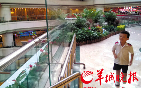 天河城装防跳楼玻璃 高度约1.7米并加装新监控设备