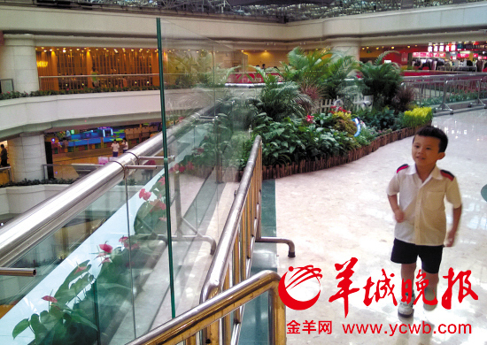 天河城装防跳楼玻璃 高度约1.7米并加装新监控设备