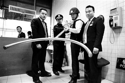 北京西单安保员配钢叉备勤