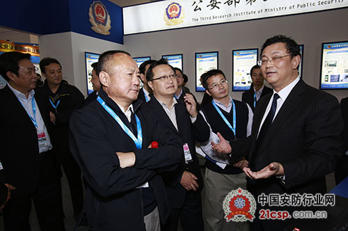 原公安部科信局副局长牛晋莅临展会参展指导