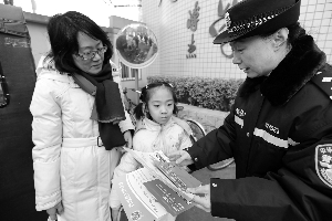 北京西城警方开展学生寒假安全防范宣传工作