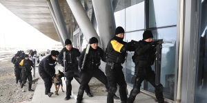 乌鲁木齐公安局特警八支队举行冬季安保拉练