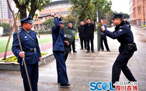 成都锦江区公安分局民警进校园宣传安全防范知识