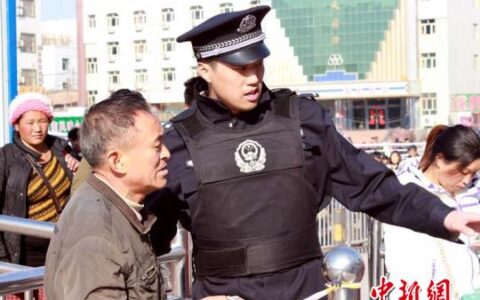 进疆务工客流激增 新疆铁警加强疏导