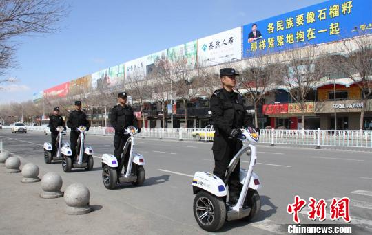 新疆塔城智能单警巡逻车首次亮相街头