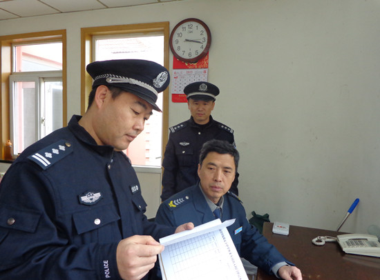 山东青岛四方派出所检查辖区学校安防工作