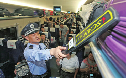铁路公安五一期间加强安检巡逻力度 维护旅客出行安全