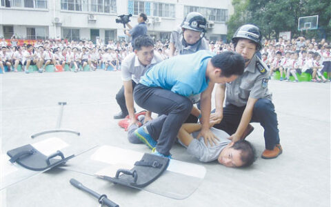 南宁兴宁区：反恐安保演练进校园