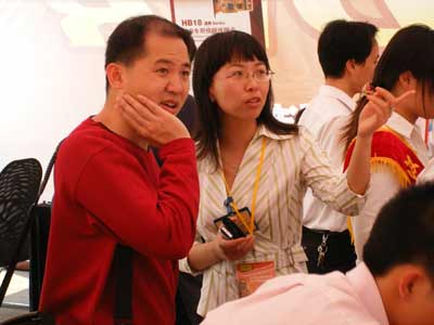 汉邦高科上海分公司经理王峰鹏为客户讲解产品