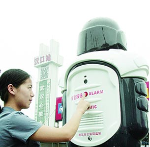 卡通警察报警器亮相汉口火车站广场