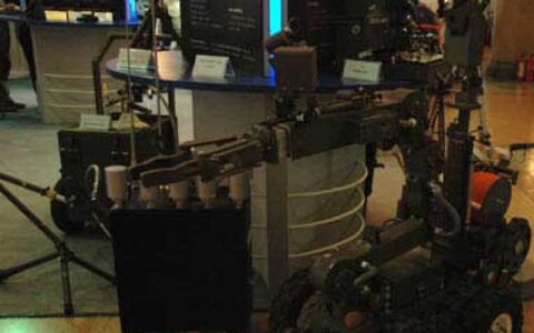 瑞琦新宇公司展示F6A 型排爆机器人