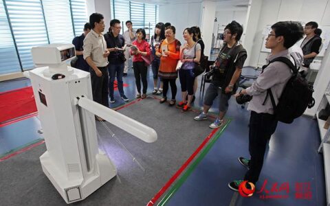 浙江宁波一民企自主研发安防机器人当“保安”