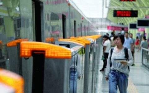 北京地铁八通线13号线屏蔽门运行 专人专岗监控