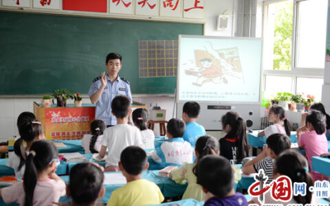 山东日照港公安局：民警进校园送安全知识
