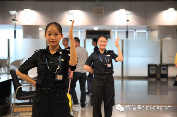 北京首都机场安检全面推行“L型举手示意法”