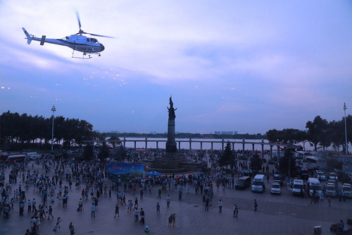 今年端午哈尔滨70万人踏青 警方启用水陆空全方位安保模式