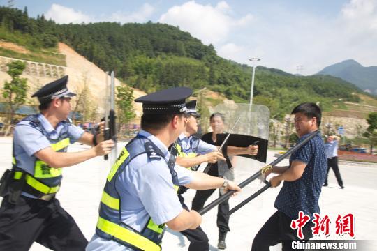 福州铁路公安开展反恐演练