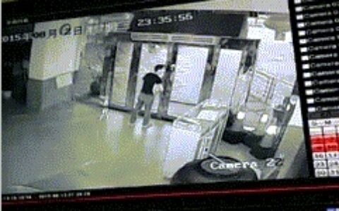 监拍：冲击波击碎大门 男子被掀翻埋压