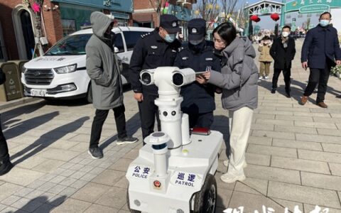江苏盐城：我和“机器人警察”在花海执勤