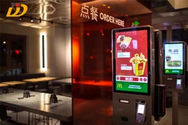 【行业热点】是什么优势让触摸广告机炙手可热？