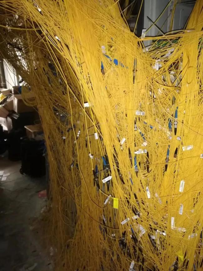 看到这样的机房，你就会知道为什么经常掉线了！