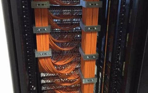 看到这样的机房，你就会知道为什么经常掉线了！