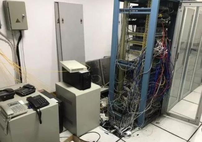 看到这样的机房，你就会知道为什么经常掉线了！