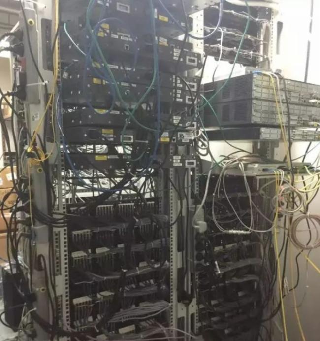 看到这样的机房，你就会知道为什么经常掉线了！