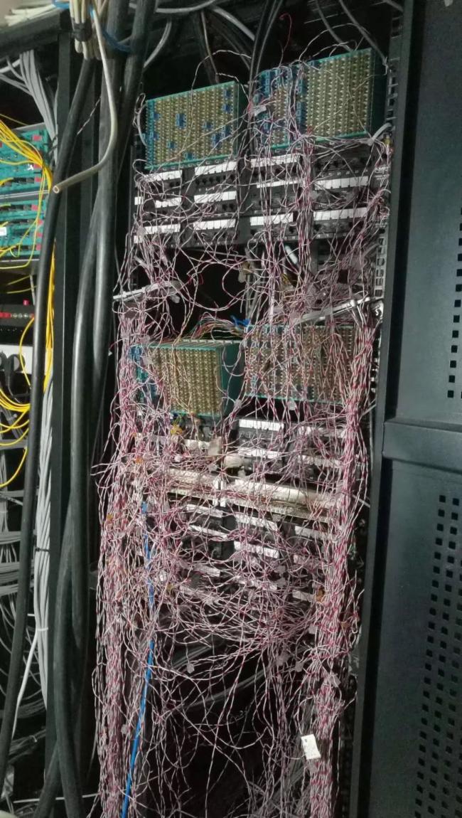 看到这样的机房，你就会知道为什么经常掉线了！