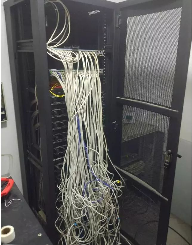 看到这样的机房，你就会知道为什么经常掉线了！