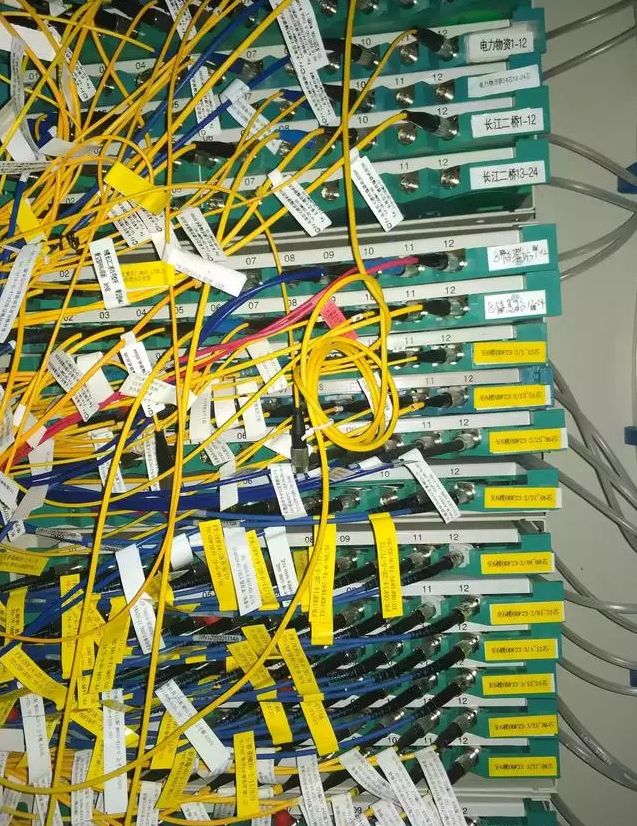 看到这样的机房，你就会知道为什么经常掉线了！