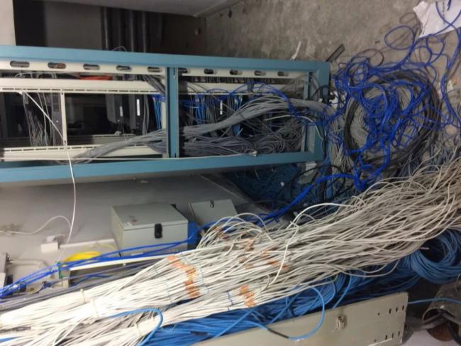 看到这样的机房，你就会知道为什么经常掉线了！