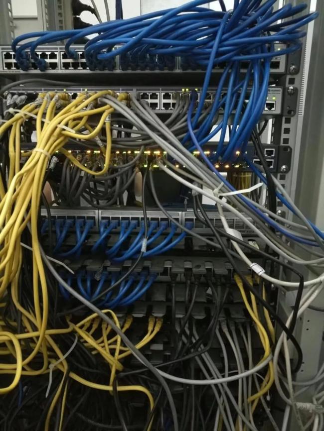 看到这样的机房，你就会知道为什么经常掉线了！