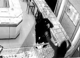 遇到抢劫金店的歹徒，必须要以命相拼吗？