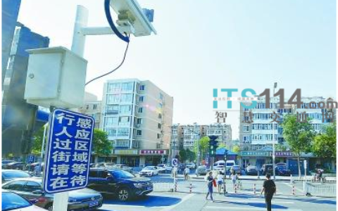 北京市首个“会看人”的智能人行过街系统亮相