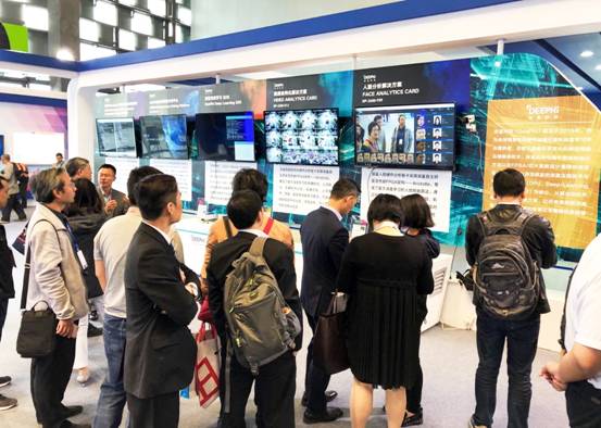 深鉴科技亮相第六届上交会 科技部副部长李萌两次进展位交流