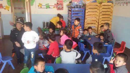 柳州民警走进幼儿园开展安全检查和宣传安防知识