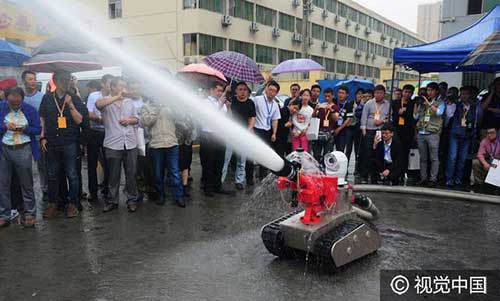 杭州举办安防反恐装备博览会，消防灭火机器人亮相