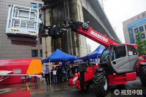 杭州举办安防反恐装备博览会，消防灭火机器人亮相