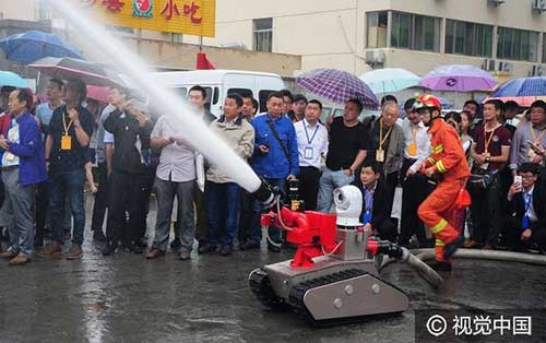 杭州举办安防反恐装备博览会，消防灭火机器人亮相