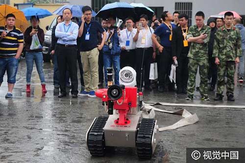 杭州举办安防反恐装备博览会，消防灭火机器人亮相