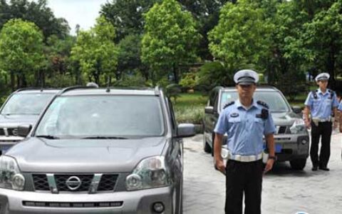 广州交警隐形战车亮相 配可360度旋转高清摄像头