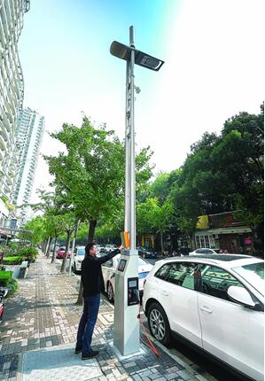 北京首批20个智能路灯杆亮相街头