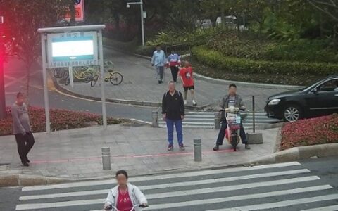 人脸识别+大屏曝光闯红灯行人 你服还是不服？